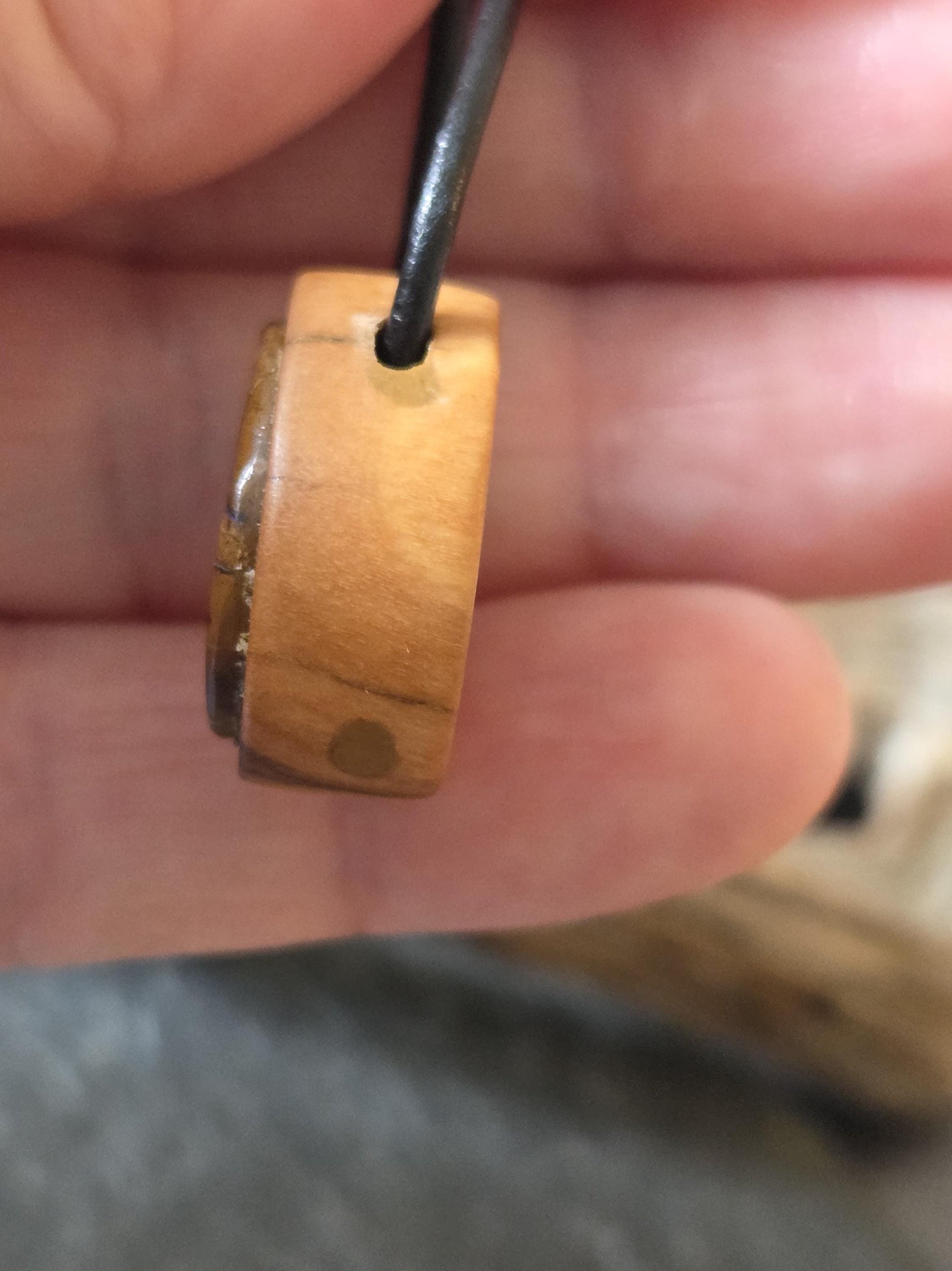 Olivenholz mit Boulder Opal, Yowah Nuss Opal Holz Anhänger, 22 x 17 x 12 mm, gebohrt, an Lederband