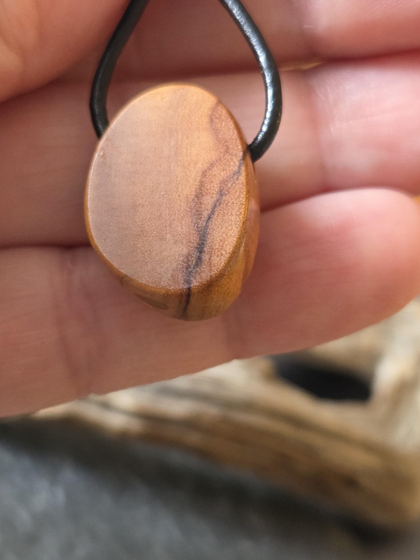 Olivenholz mit Boulder Opal, Yowah Nuss Opal Holz Anhänger, 22 x 17 x 12 mm, gebohrt, an Lederband