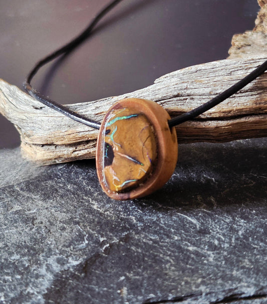 Olivenholz mit Boulder Opal, Yowah Nuss Opal Holz Anhänger, 22 x 17 x 12 mm, gebohrt, an Lederband