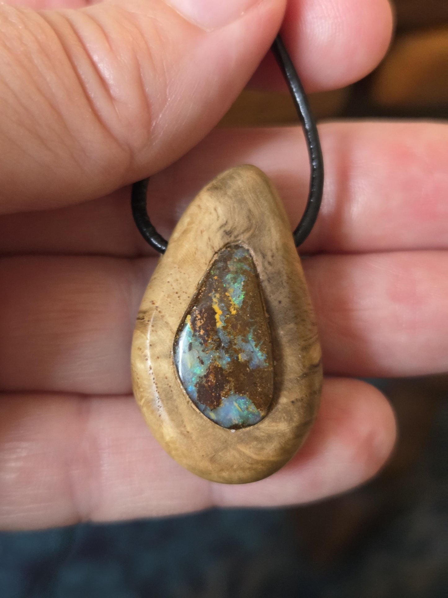 Baumperlen Anhänger der Eiche mit Boulder Opal, Holz Anhänger mit Edelstein, 35 x 22 x 10 mm, an verstellbarem Lederband