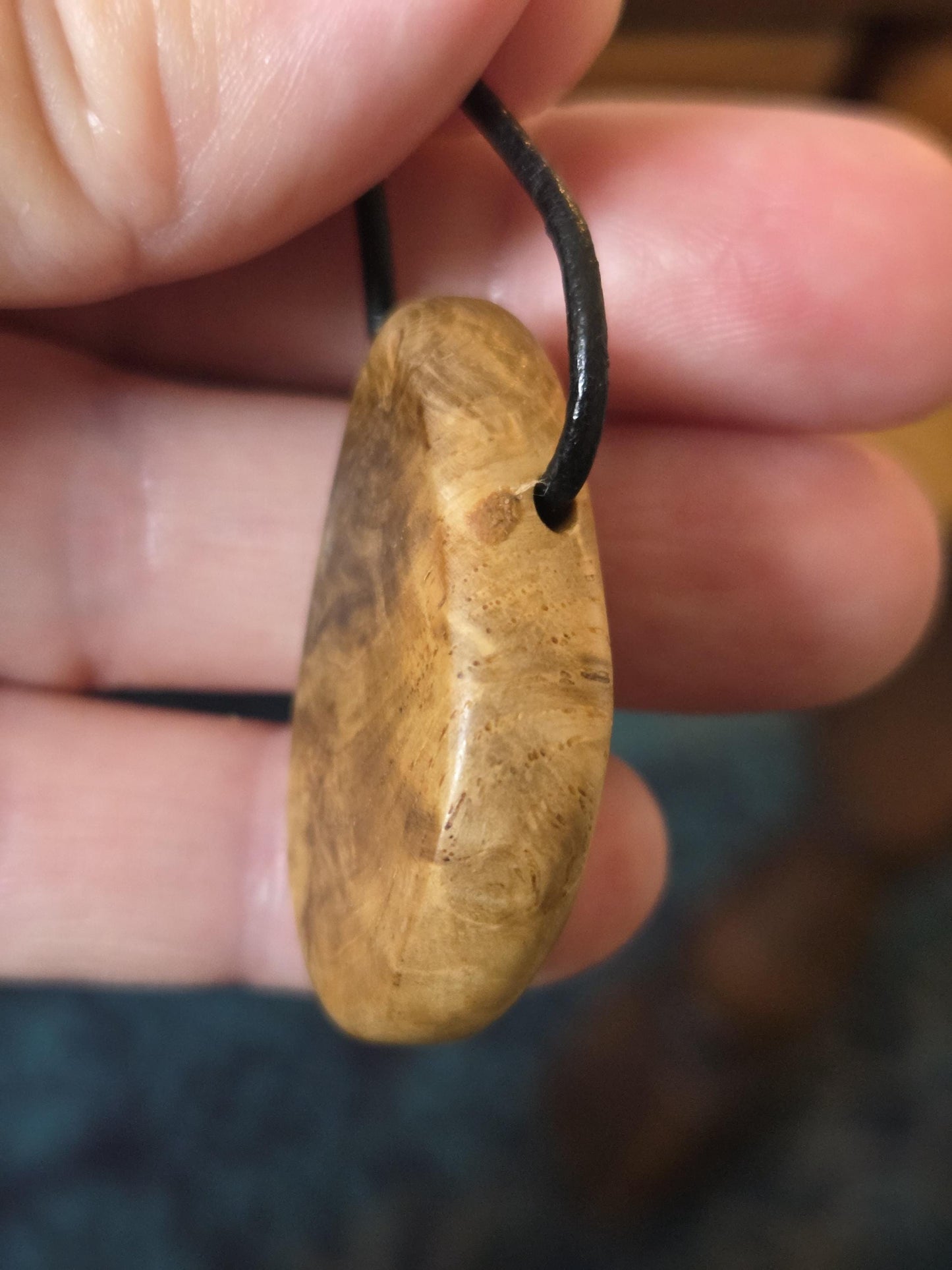 Magische Baumperle der Eiche mit Boulder Opal, Holz Anhänger, 35 x 22 x 10 mm, an verstellbarem Lederband