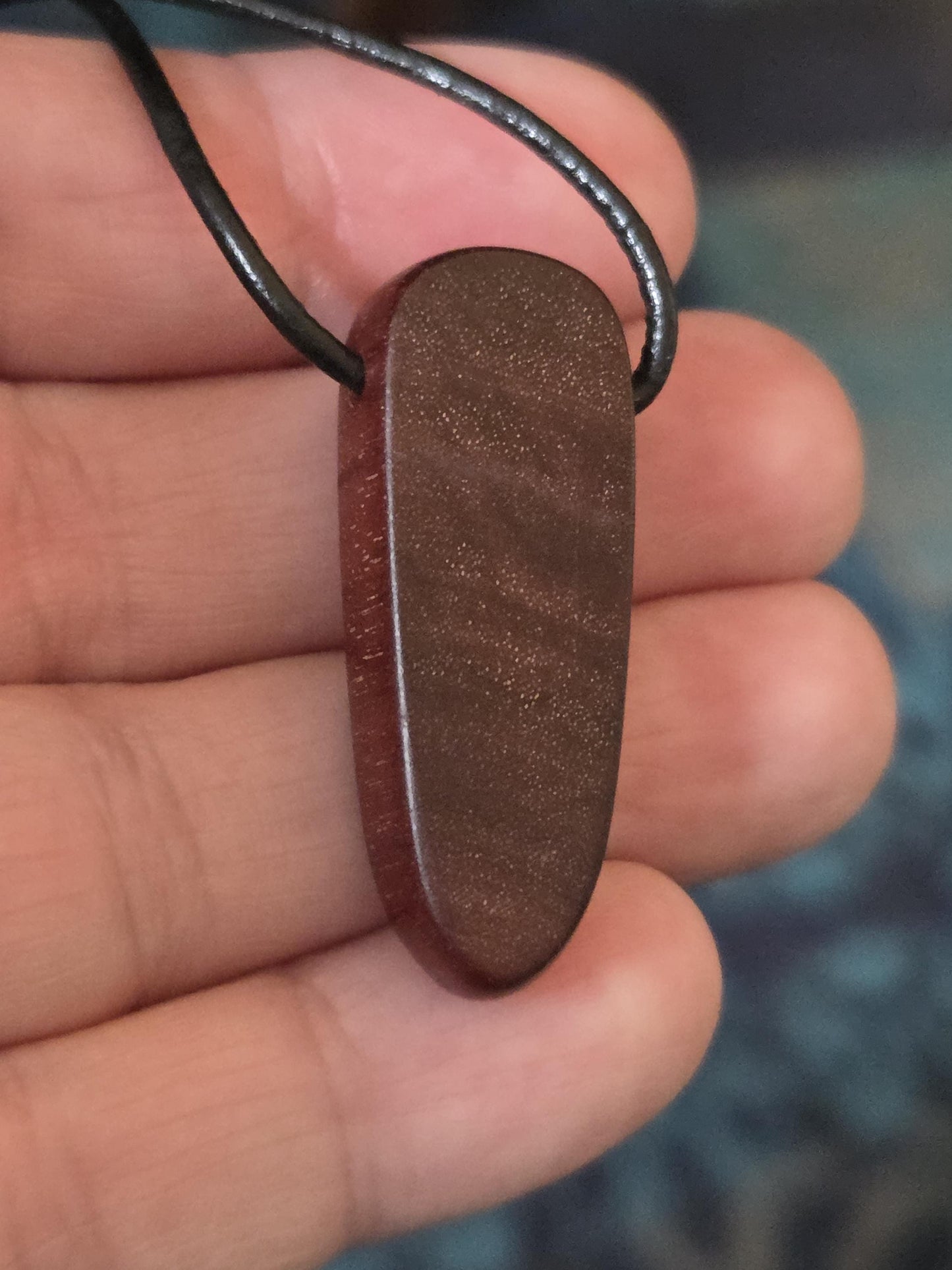 Mopane Holz mit Boulder Opal, Yowah Nuss Opal Holz Anhänger, 35 x 14 x 12 mm, gebohrt, an Lederband