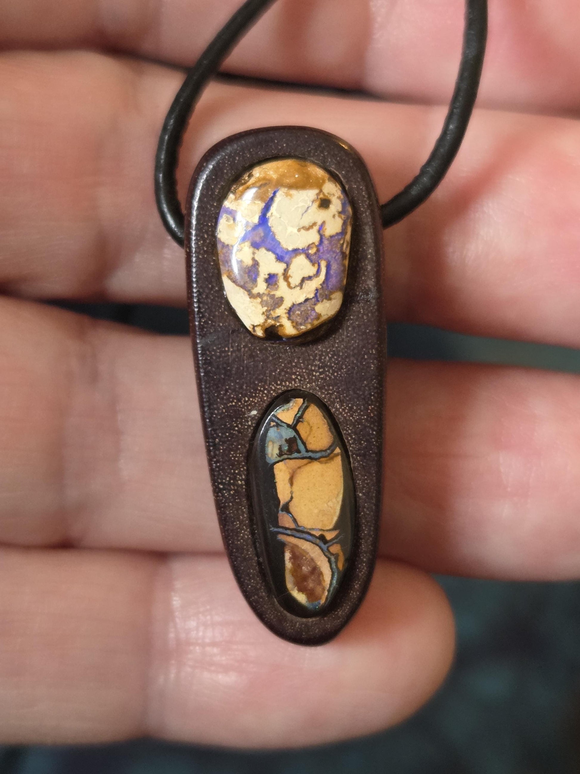 Mopane Holz mit Boulder Opal, Yowah Nuss Opal Holz Anhänger, 35 x 14 x 12 mm, gebohrt, an Lederband