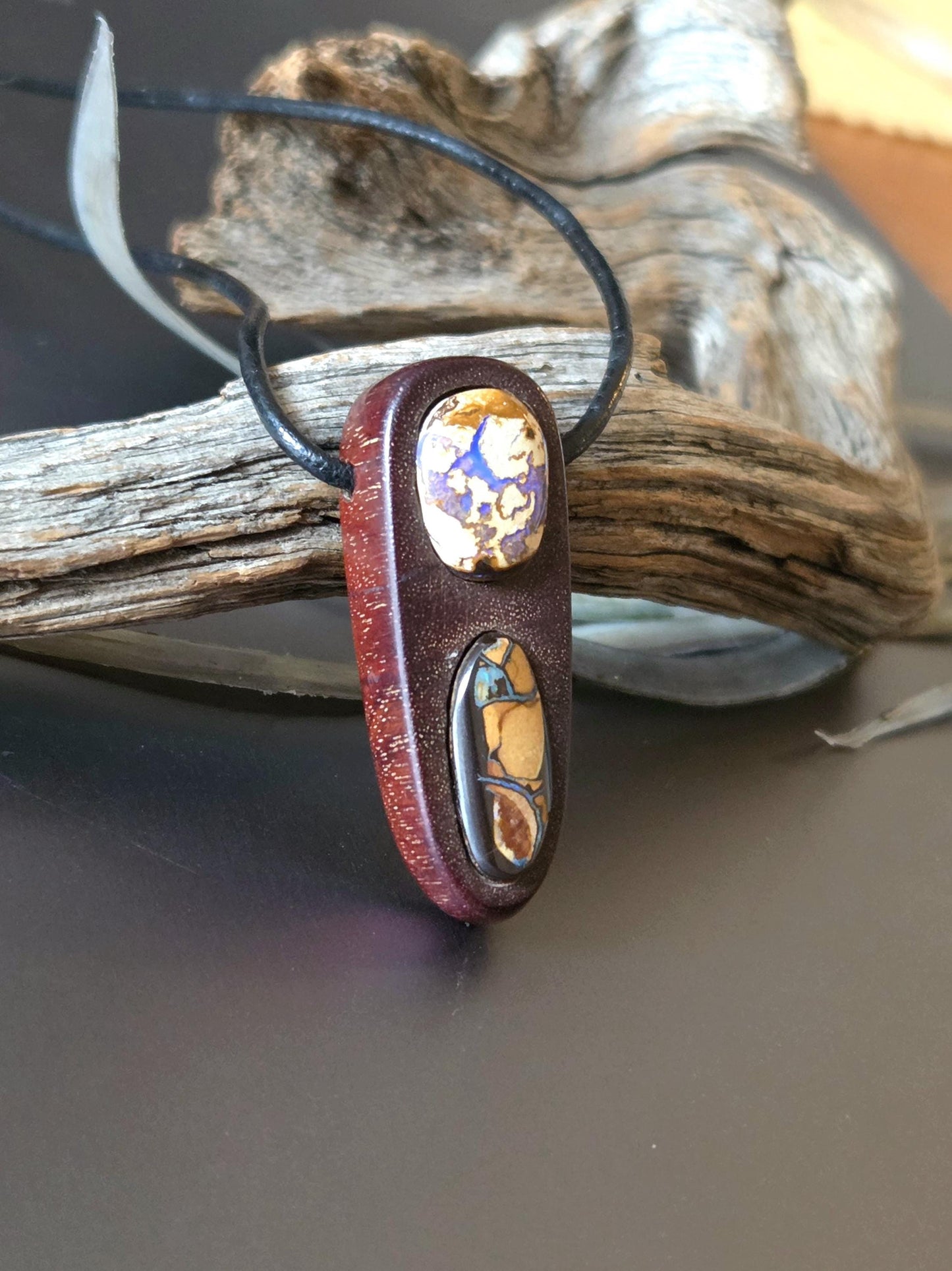 Mopane Holz mit Boulder Opal, Yowah Nuss Opal Holz Anhänger, 35 x 14 x 12 mm, gebohrt, an Lederband