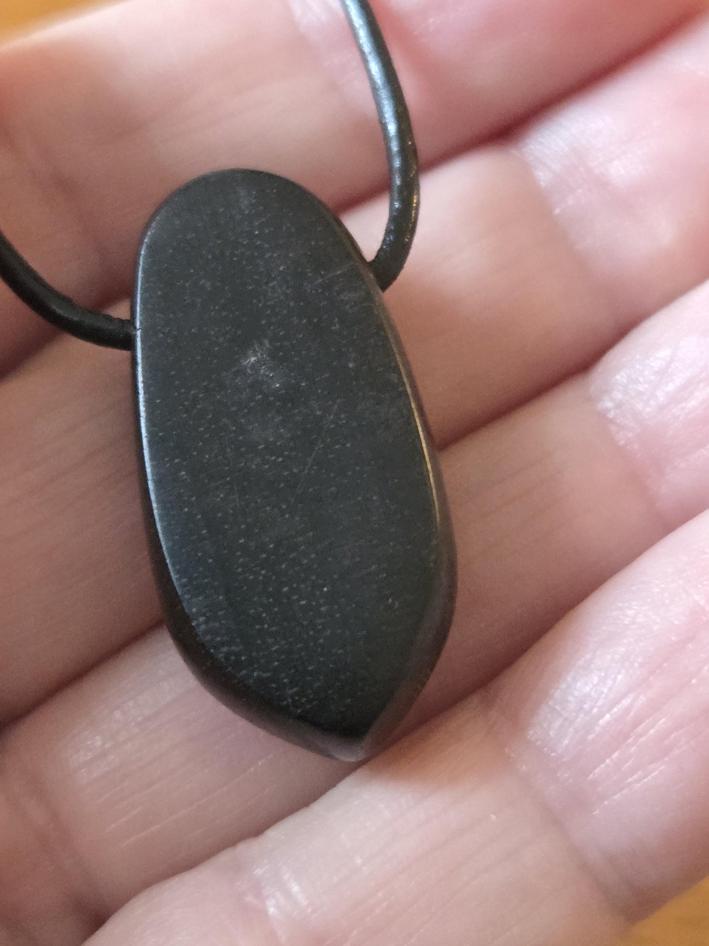 Ebenholz mit Boulder Opal, Yowah Nuss Opal Holz Anhänger, 30 x 15 x 10 mm, gebohrt, an Lederband