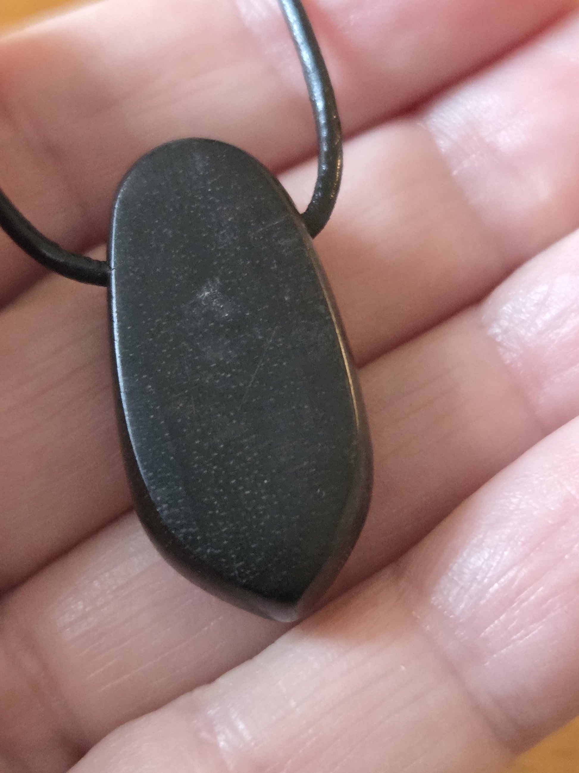 Ebenholz mit Boulder Opal, Yowah Nuss Opal Holz Anhänger, 30 x 15 x 10 mm, gebohrt, an Lederband