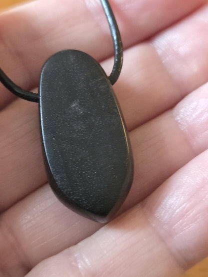 Ebenholz mit Boulder Opal, Yowah Nuss Opal Holz Anhänger, 30 x 15 x 10 mm, gebohrt, an Lederband