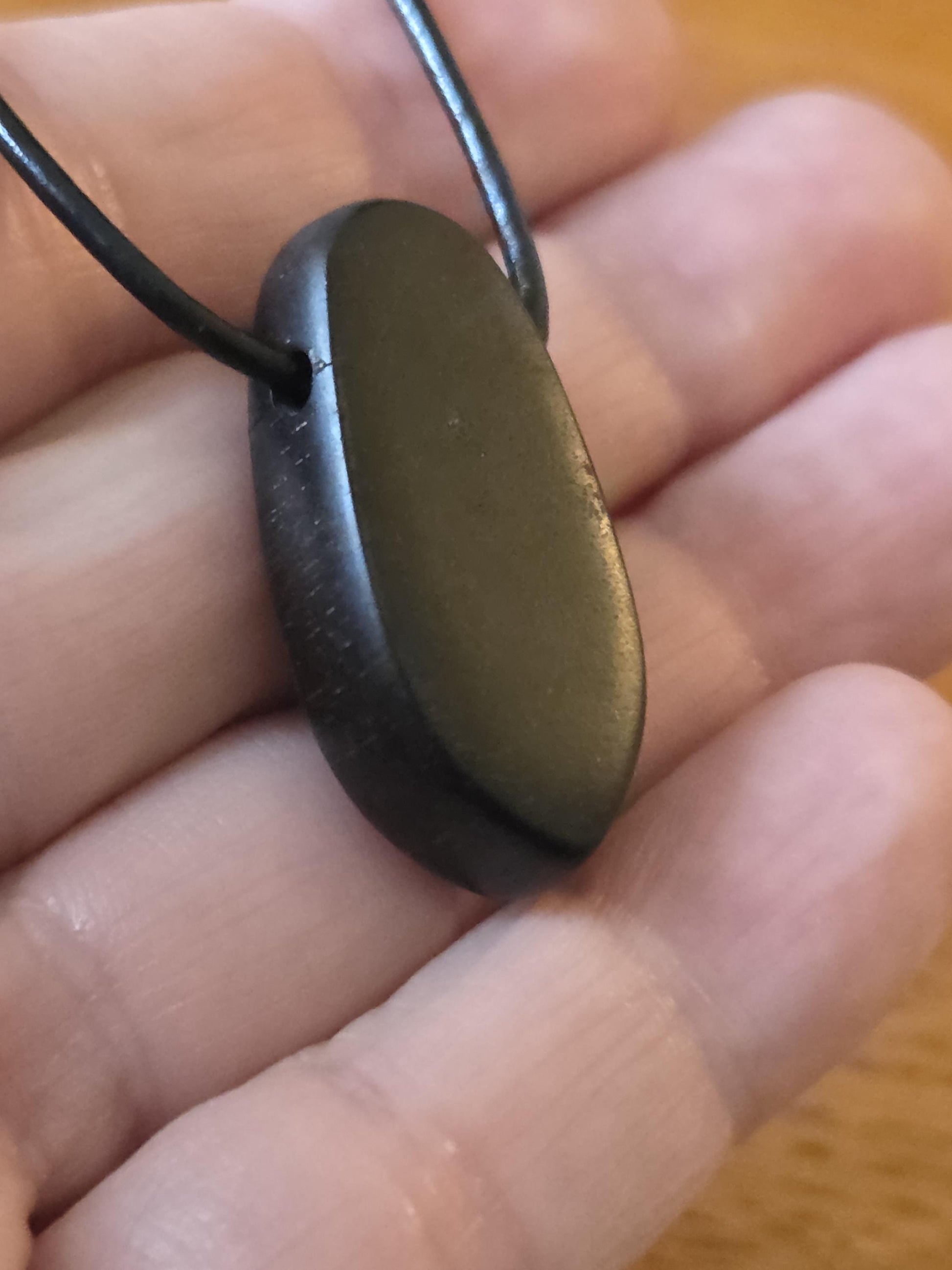 Ebenholz mit Boulder Opal, Yowah Nuss Opal Holz Anhänger, 30 x 15 x 10 mm, gebohrt, an Lederband