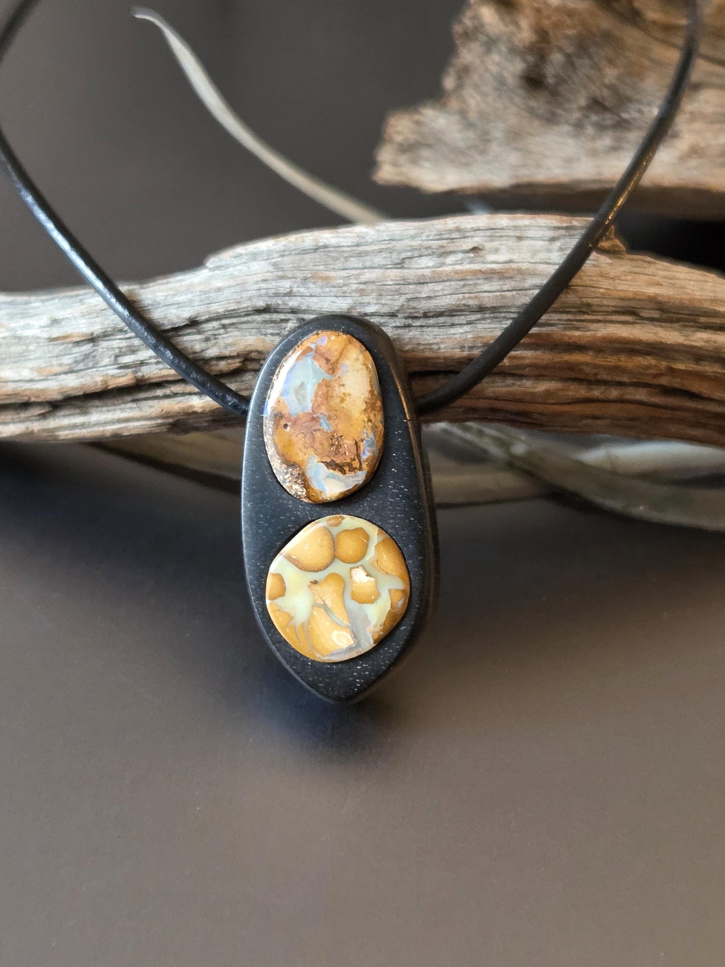 Ebenholz mit Boulder Opal, Yowah Nuss Opal Holz Anhänger, 30 x 15 x 10 mm, gebohrt, an Lederband