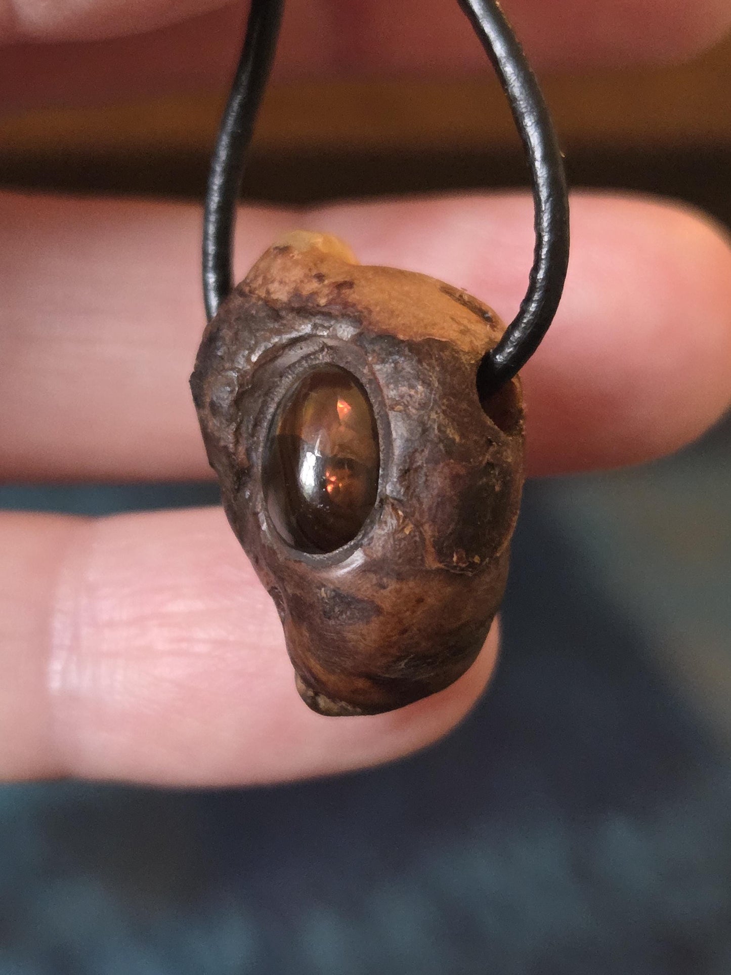 Baumperlen Anhänger der Rotbuche, mit mexikanischem Feuerachat, Holz Anhänger mit Edelstein, 24 x 17 x 15 mm, an Lederband