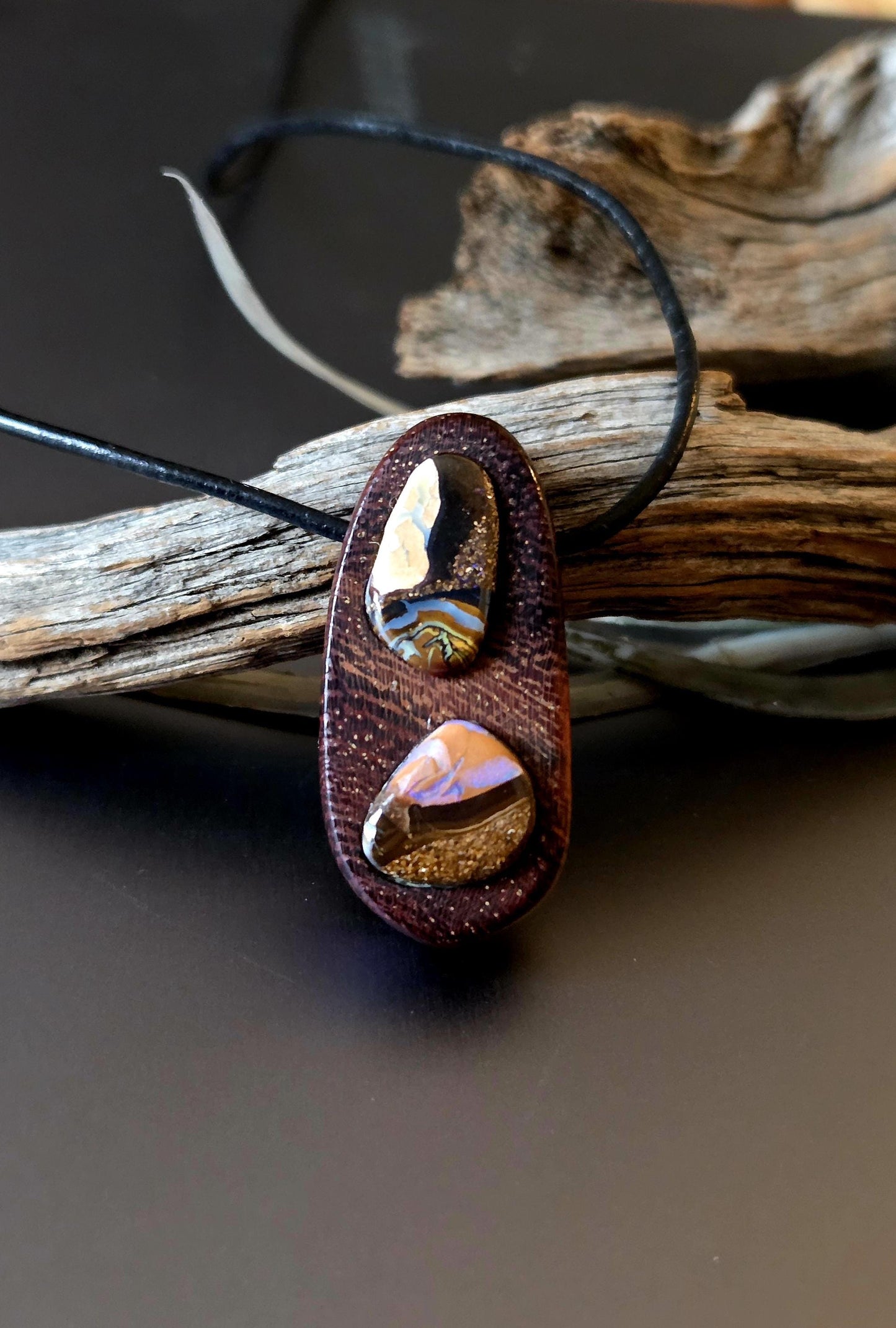Kameldorn Holz mit Boulder Opal, Yowah Nuss Opal Holz Anhänger, 35 x 17 x 11 mm, gebohrt, an Lederband