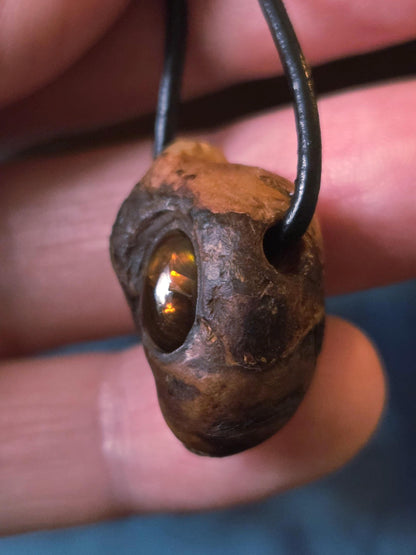 Baumperlen Anhänger der Rotbuche, mit mexikanischem Feuerachat, Holz Anhänger mit Edelstein, 24 x 17 x 15 mm, an Lederband