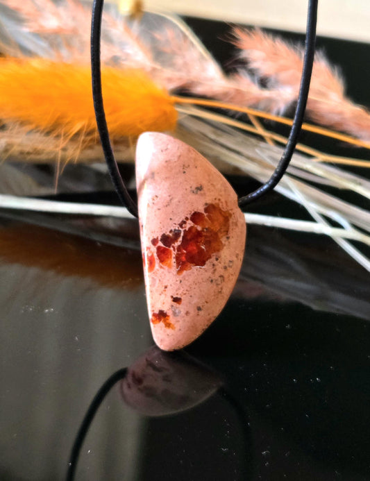 Hübscher mexikanischer Feueropal Anhänger, 37 x 20 x 9 mm, gebohrt, an verstellbarem Lederband