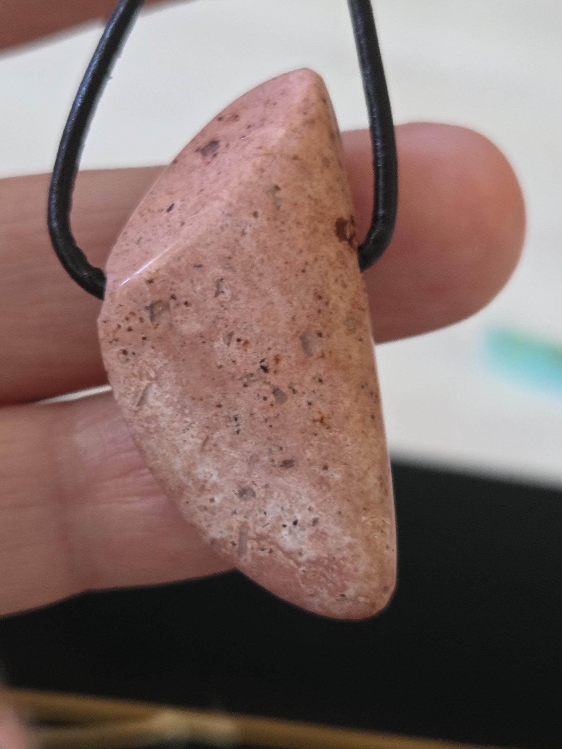 Hübscher mexikanischer Feueropal Anhänger, 37 x 20 x 9 mm, gebohrt, an verstellbarem Lederband