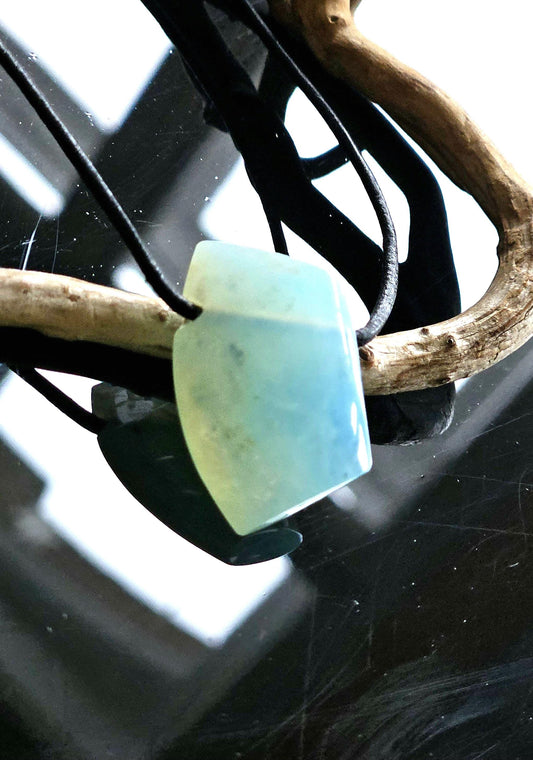 Seltener Andenopal blau Chrysopal hellblau türkis Anhänger, 28 x 23 x 10 mm, gebohrt, an verstellbarem Lederband