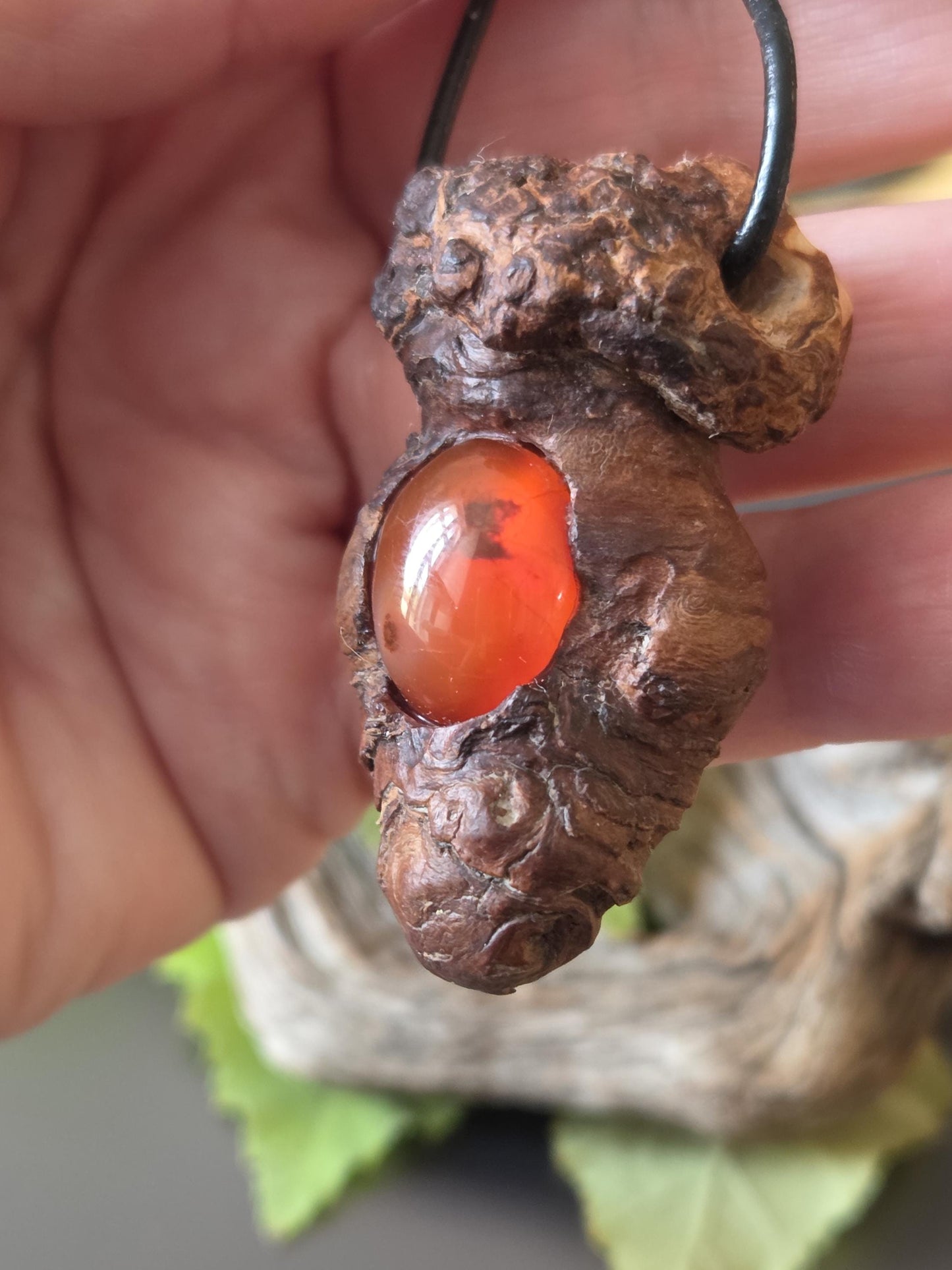 Magische Baumperle der Kastanie mit Carneol Sarder, Holz Anhänger, 50 x 30 x 21 mm, an verstellbarem Lederband