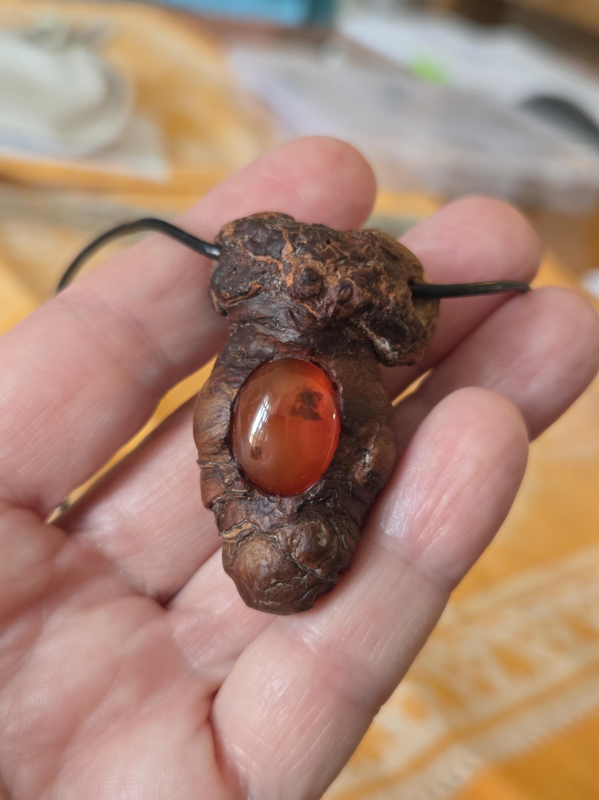 Baumperlen Anhänger der Kastanie mit Carneol Karneol Sarder, Holz Anhänger mit Edelstein, 50 x 30 x 21 mm, an verstellbarem Lederba