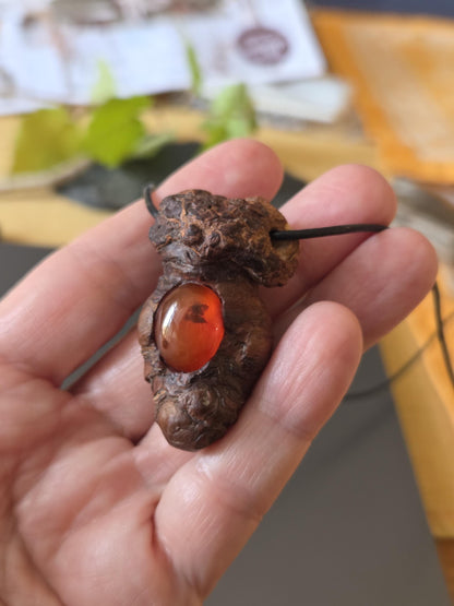 Baumperlen Anhänger der Kastanie mit Carneol Karneol Sarder, Holz Anhänger mit Edelstein, 50 x 30 x 21 mm, an verstellbarem Lederba