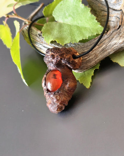 Baumperlen Anhänger der Kastanie mit Carneol Karneol Sarder, Holz Anhänger mit Edelstein, 50 x 30 x 21 mm, an verstellbarem Lederba