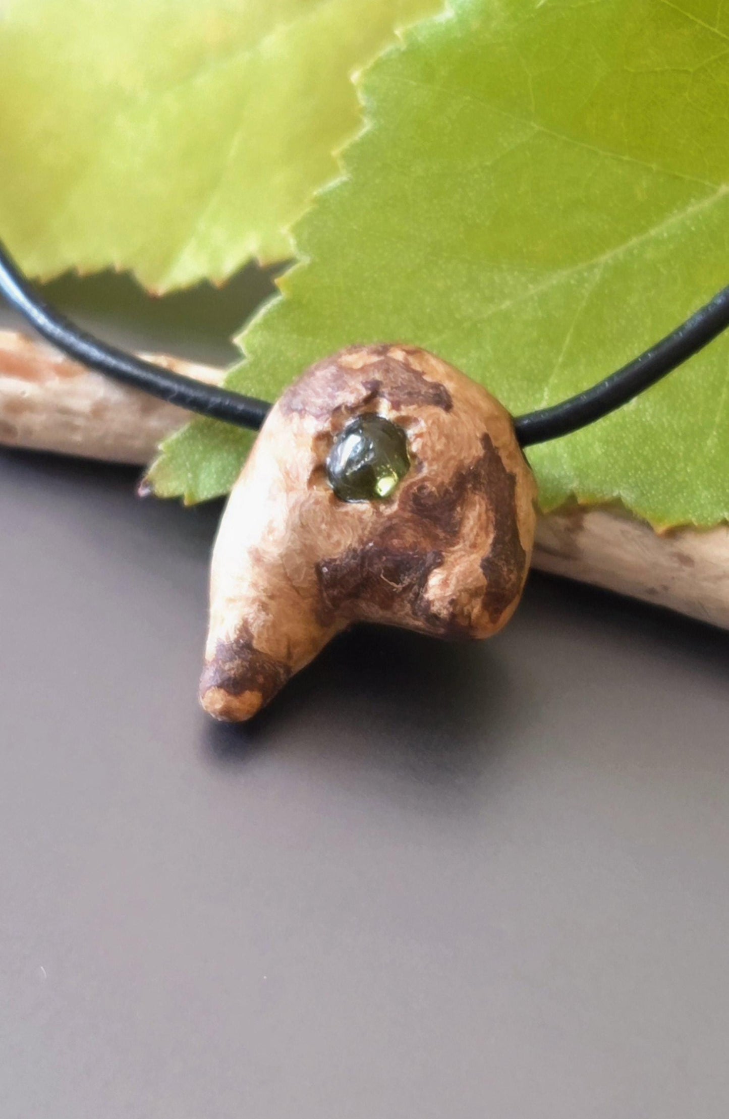 Baumperlen Anhänger der Rotbuche mit Peridot Olivin, Holz Anhänger mit Edelstein, 20 x 17 x 11 mm, an Lederband