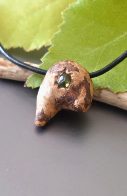 Baumperlen Anhänger der Rotbuche mit Peridot Olivin, Holz Anhänger mit Edelstein, 20 x 17 x 11 mm, an Lederband