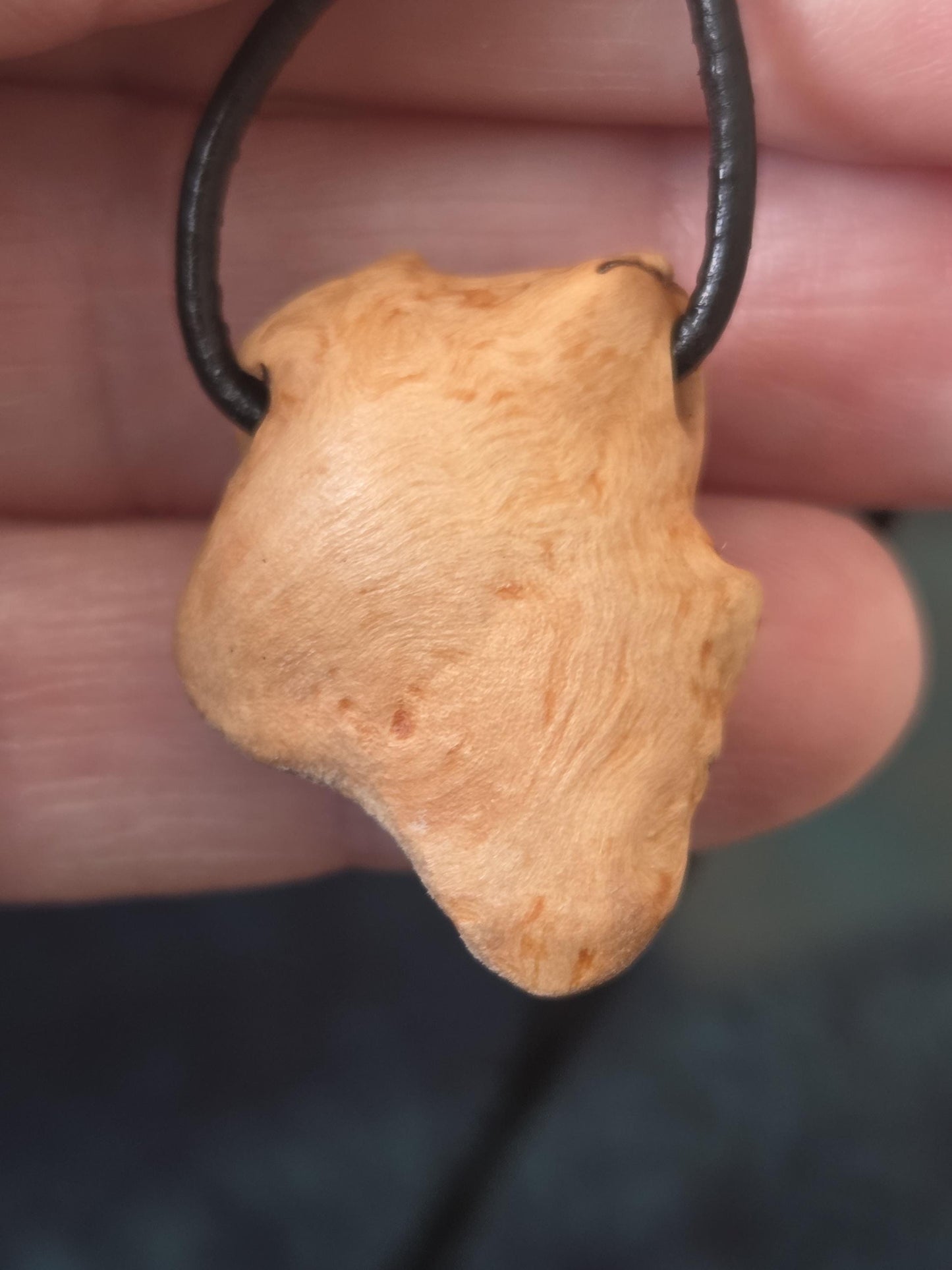 Magische Baumperle der Kastanie mit Chrysokoll, Holz Anhänger, 27 x 23 x 15 mm, an verstellbarem Lederband