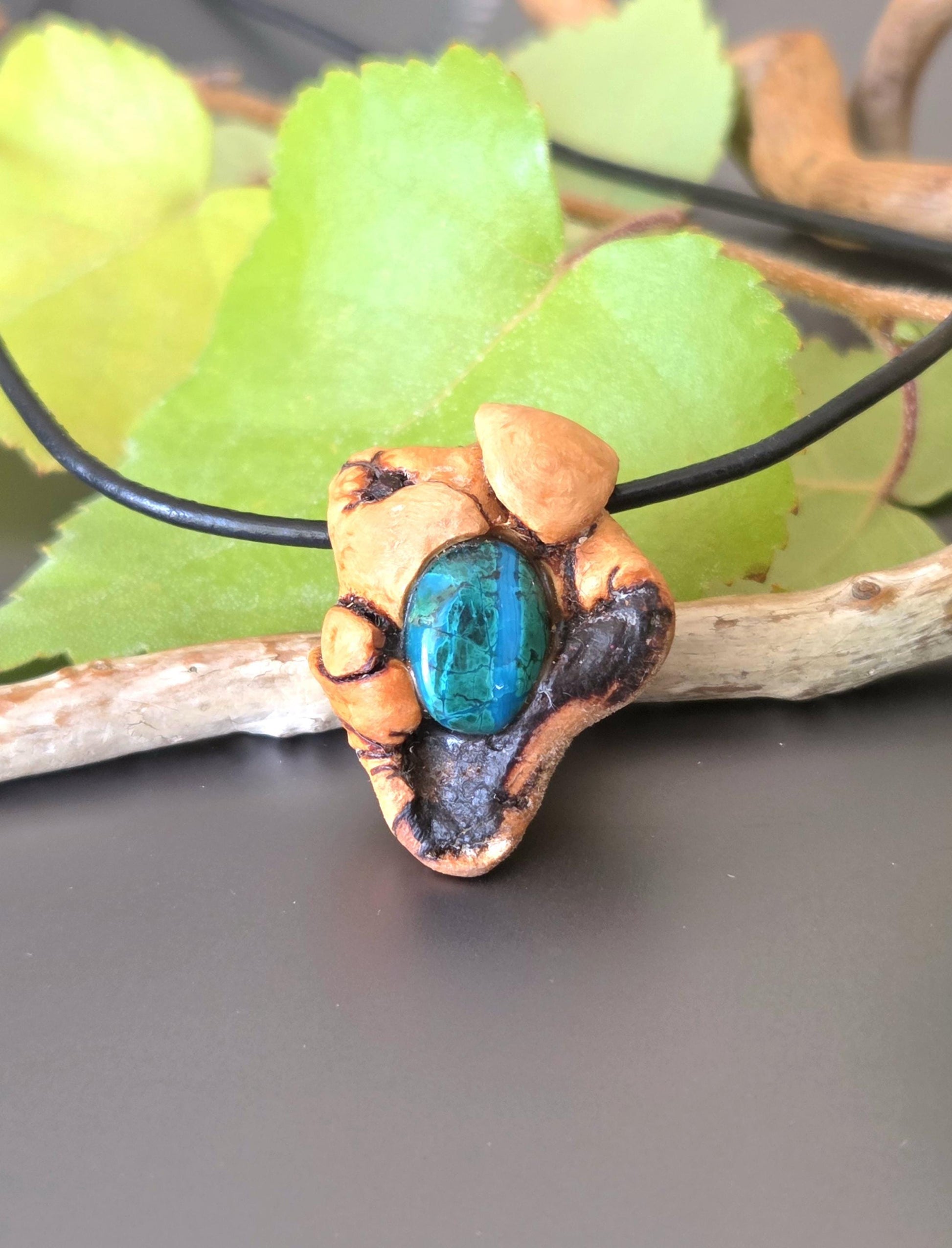Magische Baumperle der Kastanie mit Chrysokoll, Holz Anhänger, 27 x 23 x 15 mm, an verstellbarem Lederband