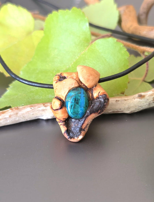 Magische Baumperle der Kastanie mit Chrysokoll, Holz Anhänger, 27 x 23 x 15 mm, an verstellbarem Lederband