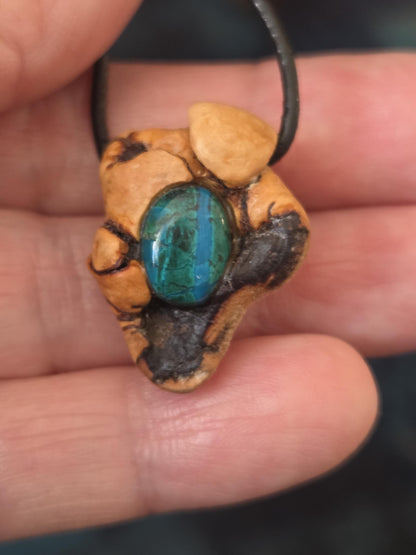 Magische Baumperle der Kastanie mit Chrysokoll, Holz Anhänger, 27 x 23 x 15 mm, an verstellbarem Lederband