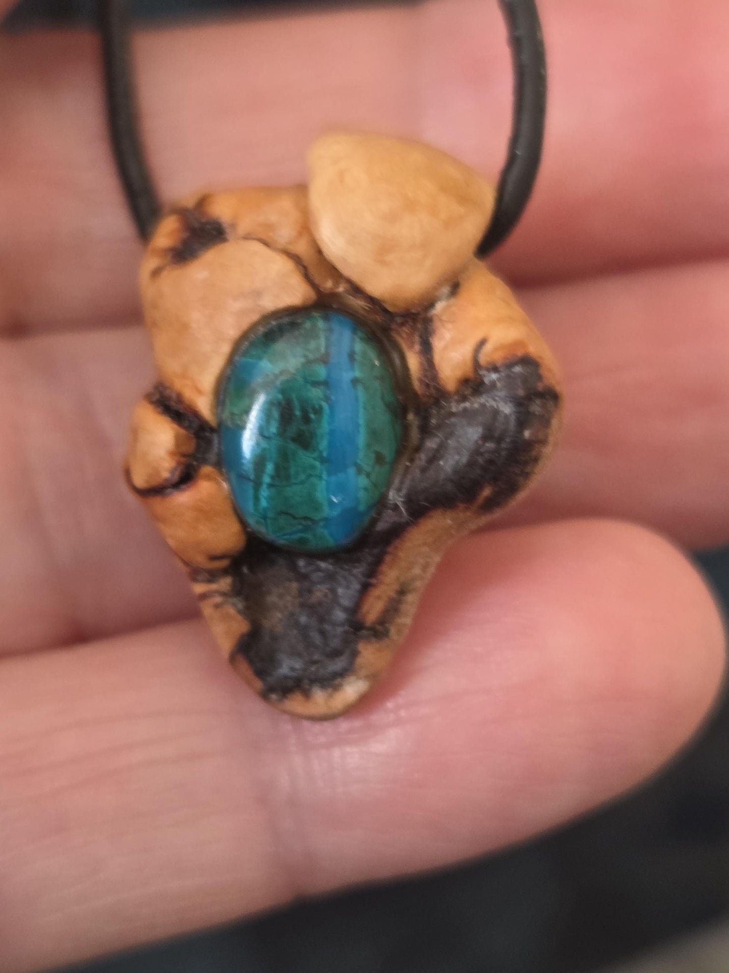 Magische Baumperle der Kastanie mit Chrysokoll, Holz Anhänger, 27 x 23 x 15 mm, an verstellbarem Lederband