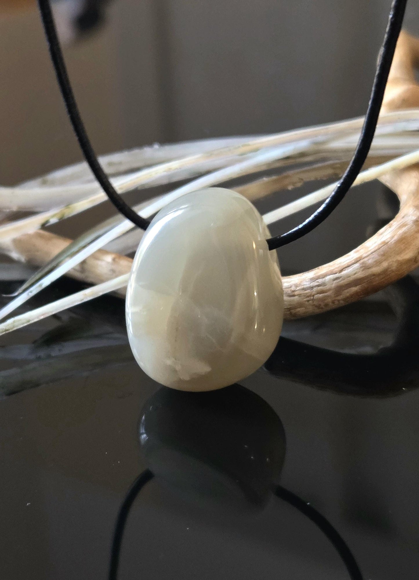 Echter Mondstein perlmutt beige Anhänger 30 x 21 x 10 mm, gebohrt, an verstellbarem Lederband