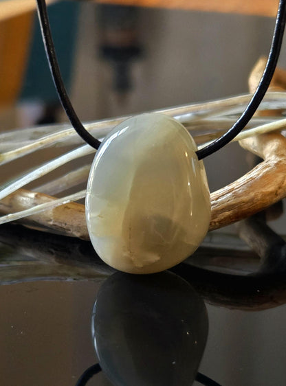 Echter Mondstein perlmutt beige Anhänger 30 x 21 x 10 mm, gebohrt, an verstellbarem Lederband