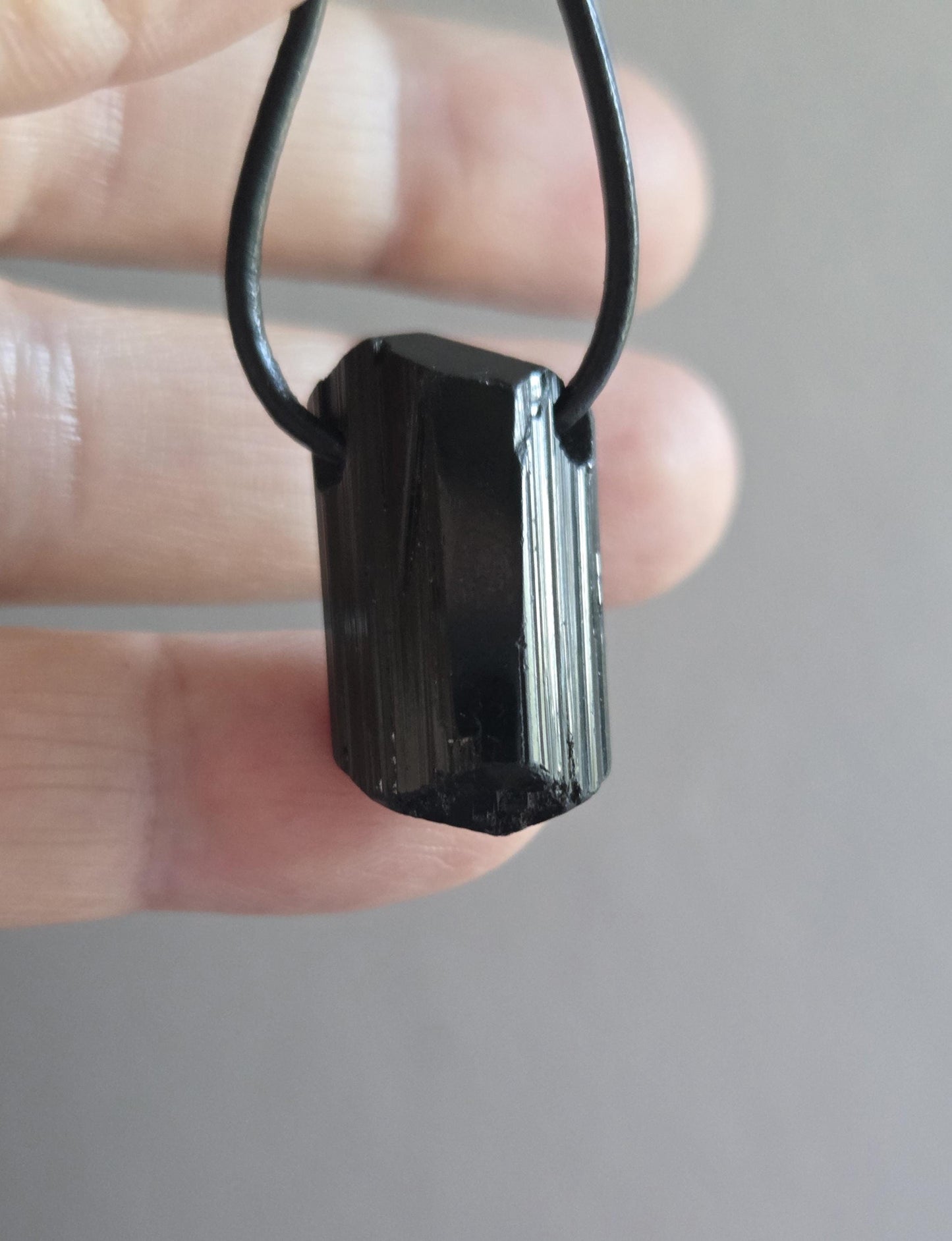 Schwarzer Turmalin Schörl Anhänger, Kristall Doppelspitze, roh belassen, 26 x 15 x 10 mm, an verstellbarem Lederband