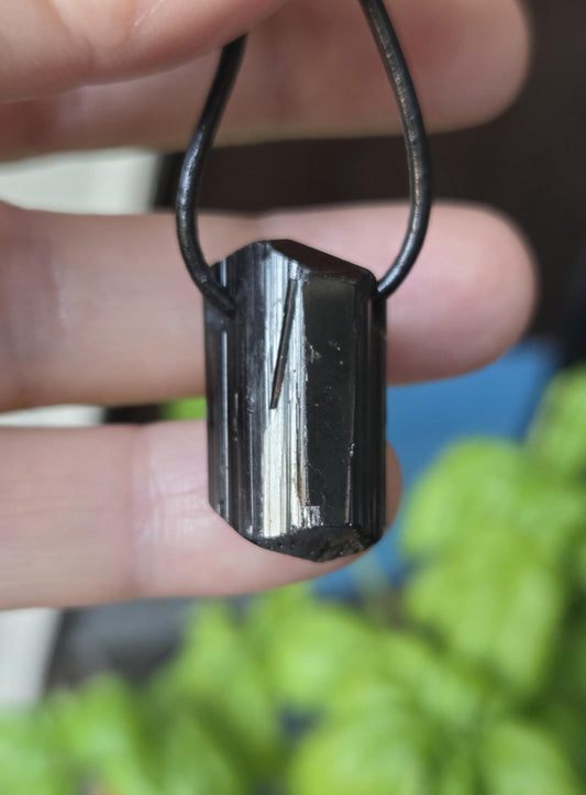 Schwarzer Turmalin Schörl Anhänger, Kristall Doppelspitze, roh belassen, 26 x 15 x 10 mm, an verstellbarem Lederband