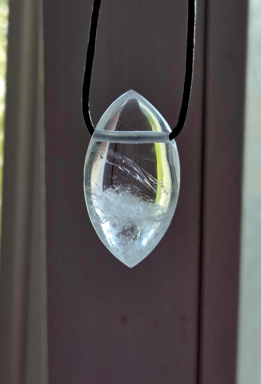 Bergkristall Phantamquarz Anhänger, Navette förmig, 37 x 20 x 12 mm, gebohrt, an verstellbarem Lederband, Mont Blanc