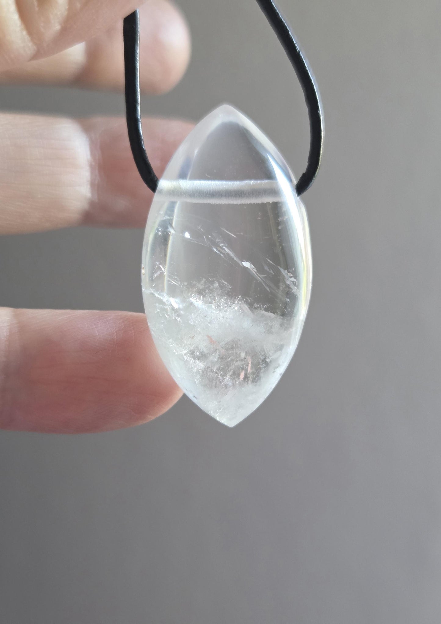 Bergkristall Phantamquarz Anhänger, Navette förmig, 37 x 20 x 12 mm, gebohrt, an verstellbarem Lederband, Mont Blanc