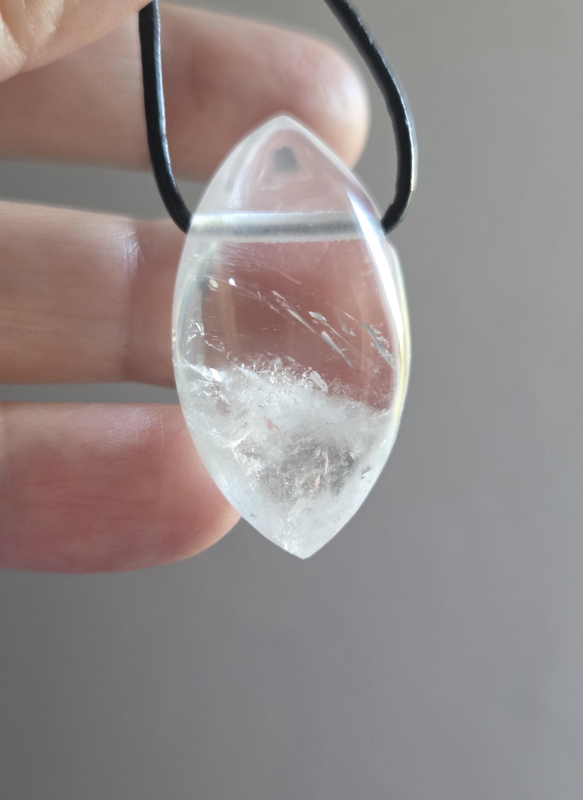 Bergkristall Phantamquarz Anhänger, Navette förmig, 37 x 20 x 12 mm, gebohrt, an verstellbarem Lederband, Mont Blanc