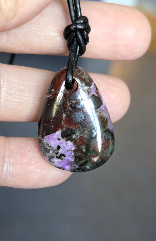 Außergewöhnlicher Sugilith Anhänger, 30 x 20 x 7 mm, gebohrt, an verstellbarem Lederband