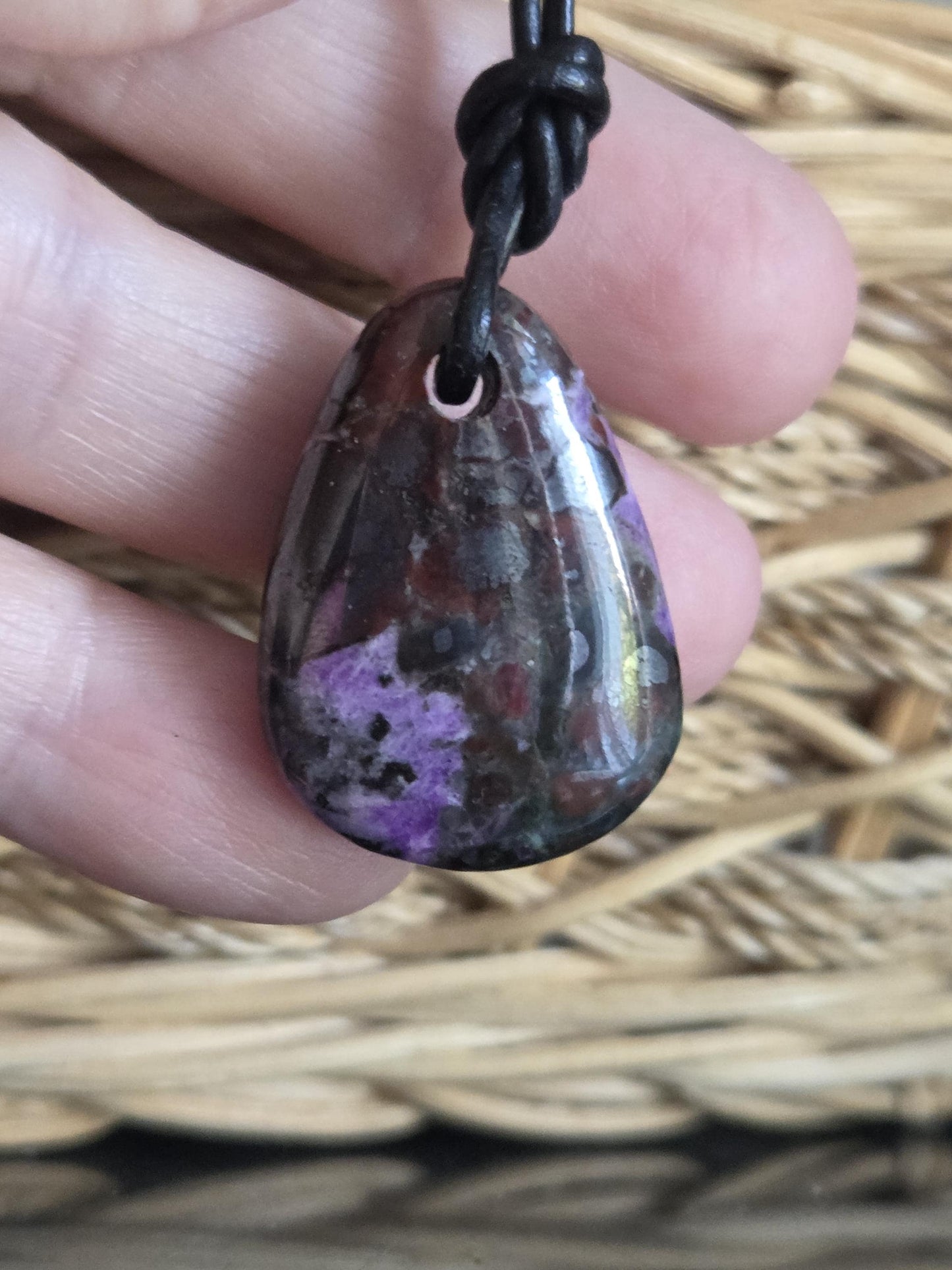 Außergewöhnlicher Sugilith Anhänger, 30 x 20 x 7 mm, gebohrt, an verstellbarem Lederband
