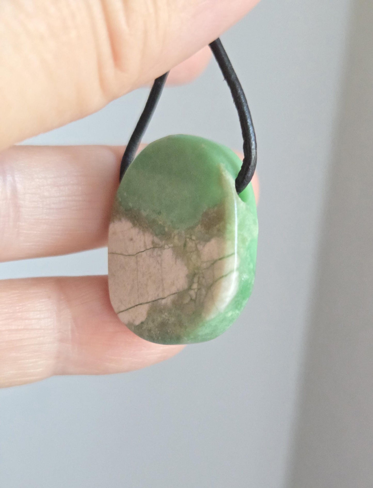 Seltener Variscit, Variscite, Variszit Anhänger, 29 x 23 x 9 mm, gebohrt, an verstellbarem Lederband