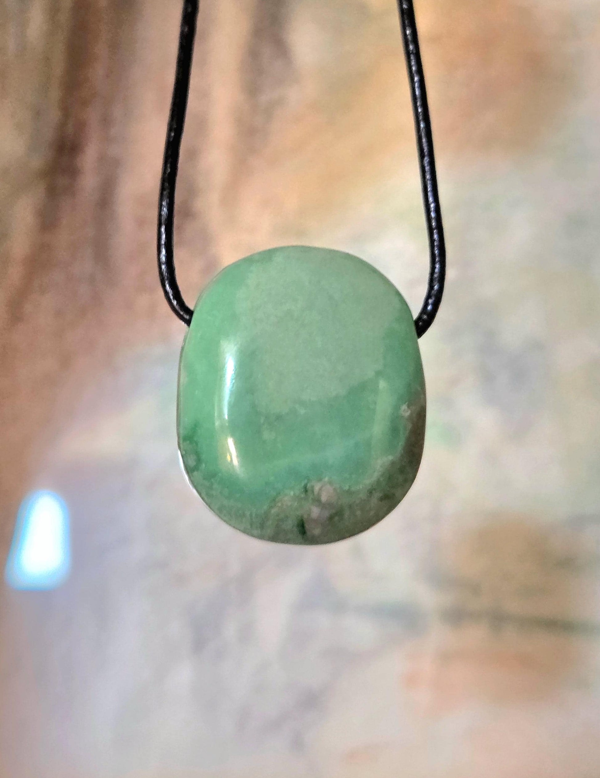 Seltener Variscit, Variscite, Variszit Anhänger, 29 x 23 x 9 mm, gebohrt, an verstellbarem Lederband