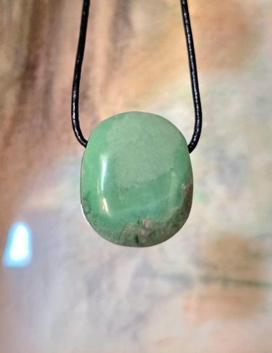 Seltener Variscit, Variscite, Variszit Anhänger, 29 x 23 x 9 mm, gebohrt, an verstellbarem Lederband