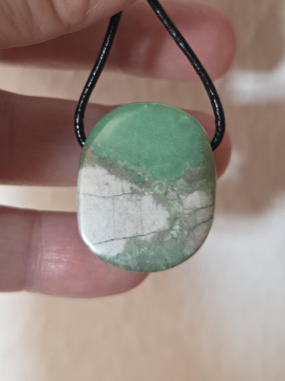 Seltener Variscit, Variscite, Variszit Anhänger, 29 x 23 x 9 mm, gebohrt, an verstellbarem Lederband