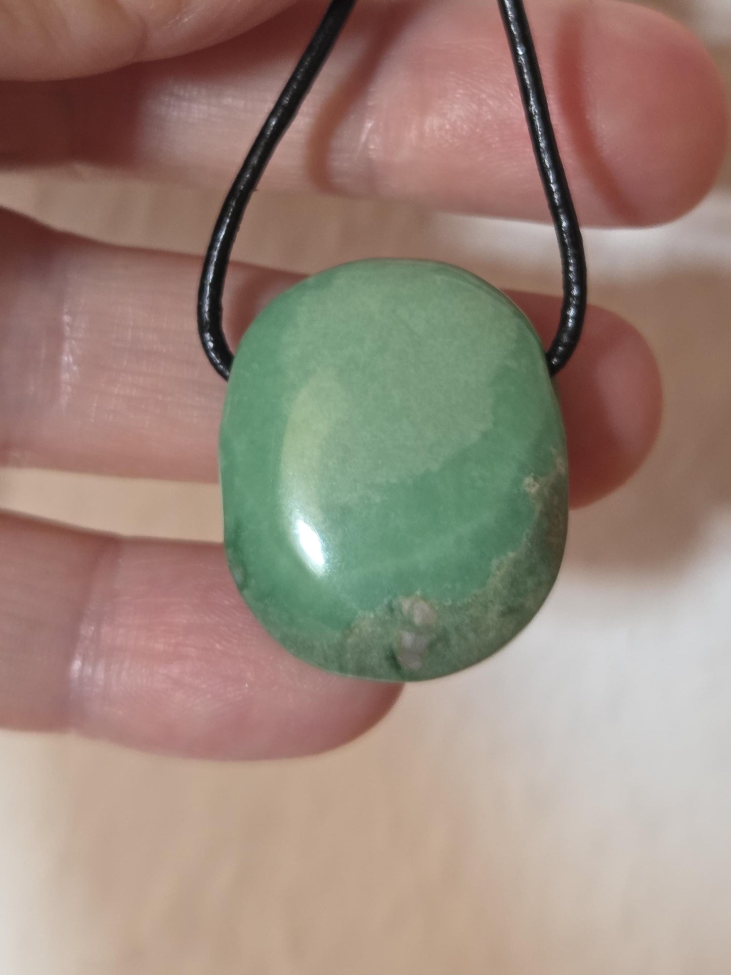 Seltener Variscit, Variscite, Variszit Anhänger, 29 x 23 x 9 mm, gebohrt, an verstellbarem Lederband