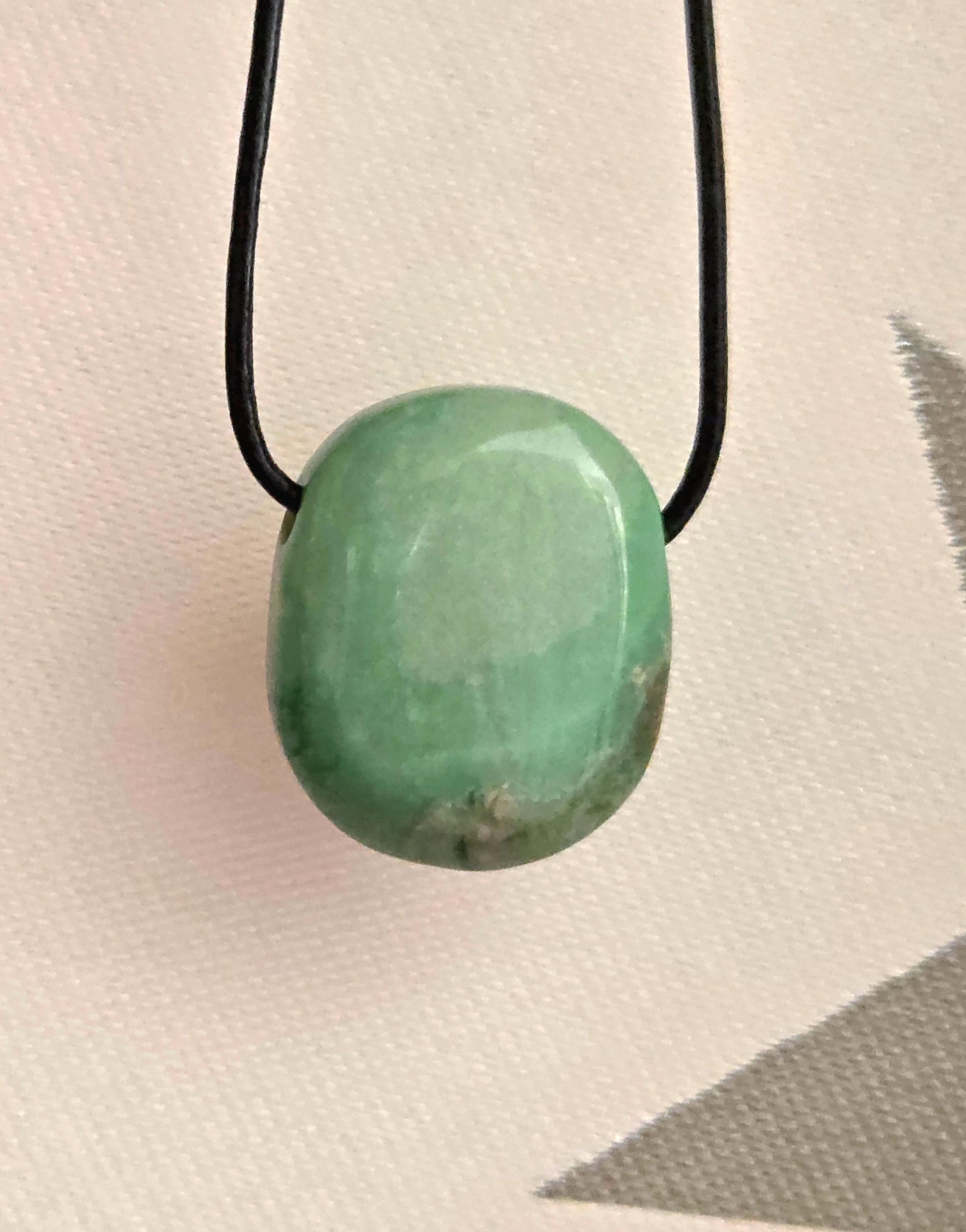 Seltener Variscit, Variscite, Variszit Anhänger, 29 x 23 x 9 mm, gebohrt, an verstellbarem Lederband