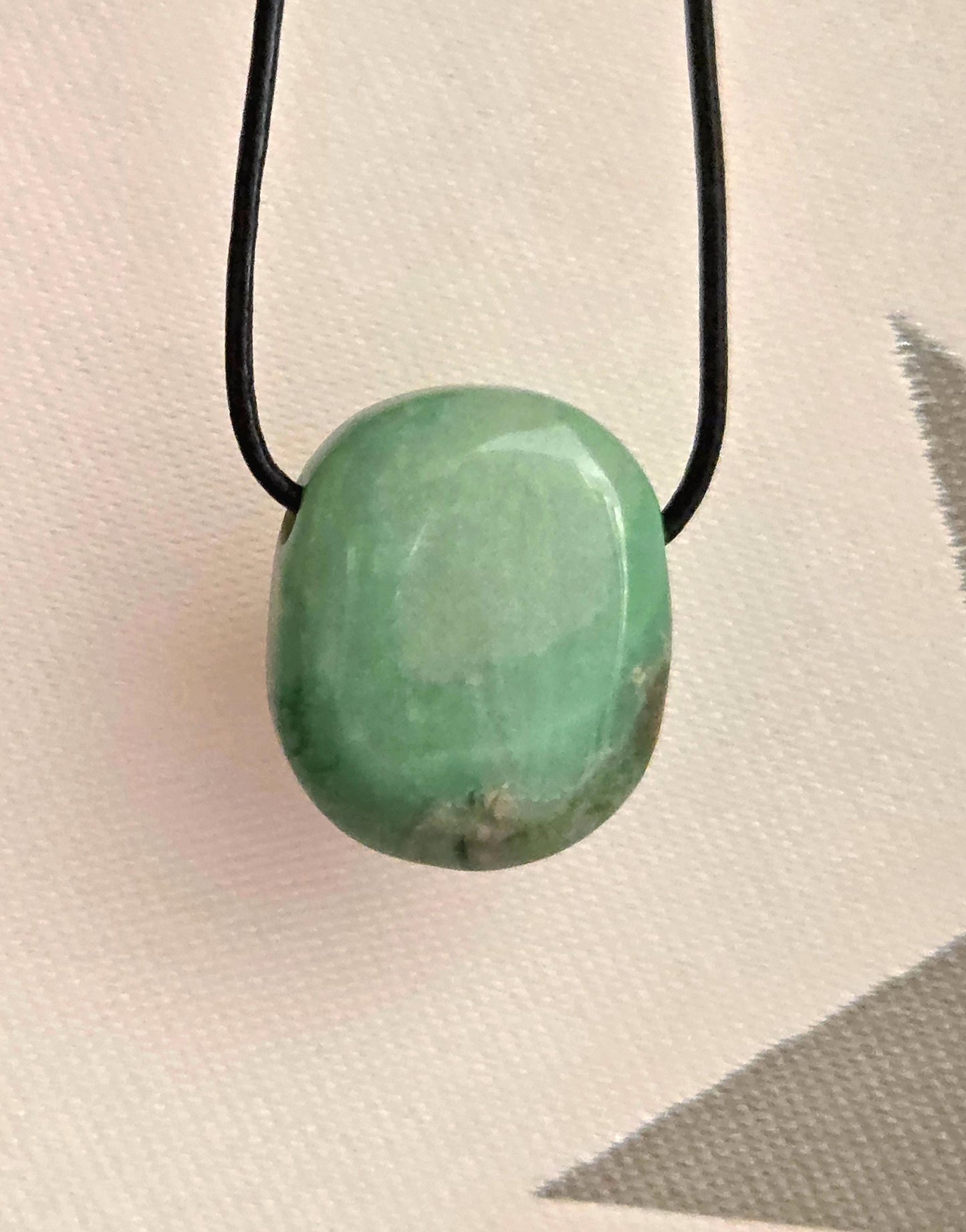 Seltener Variscit, Variscite, Variszit Anhänger, 29 x 23 x 9 mm, gebohrt, an verstellbarem Lederband