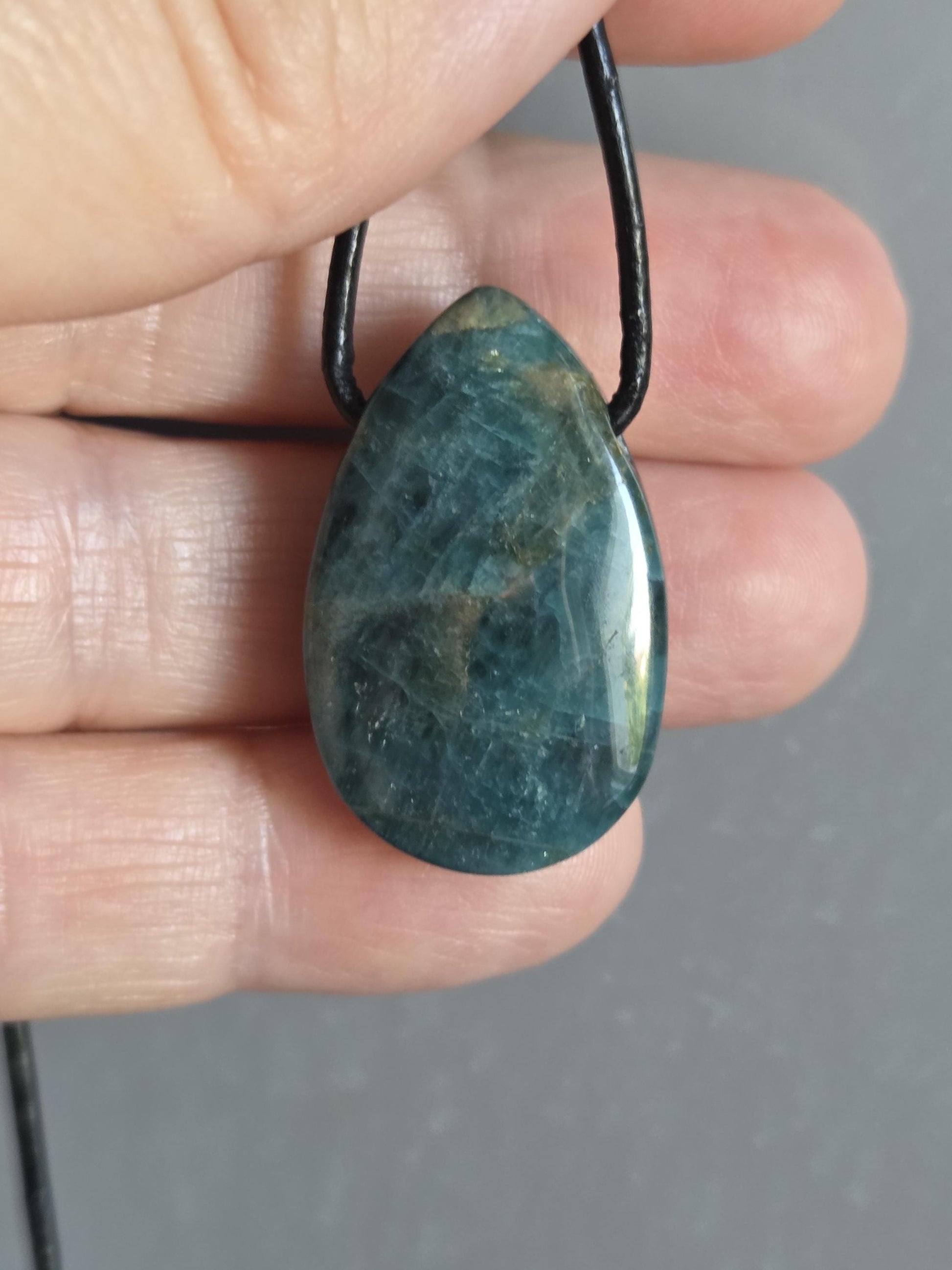 Apatit Anhänger, geschliffener Apatit Stein, 30 x 20 x 7 mm, gebohrt, an verstellbarem Lederband