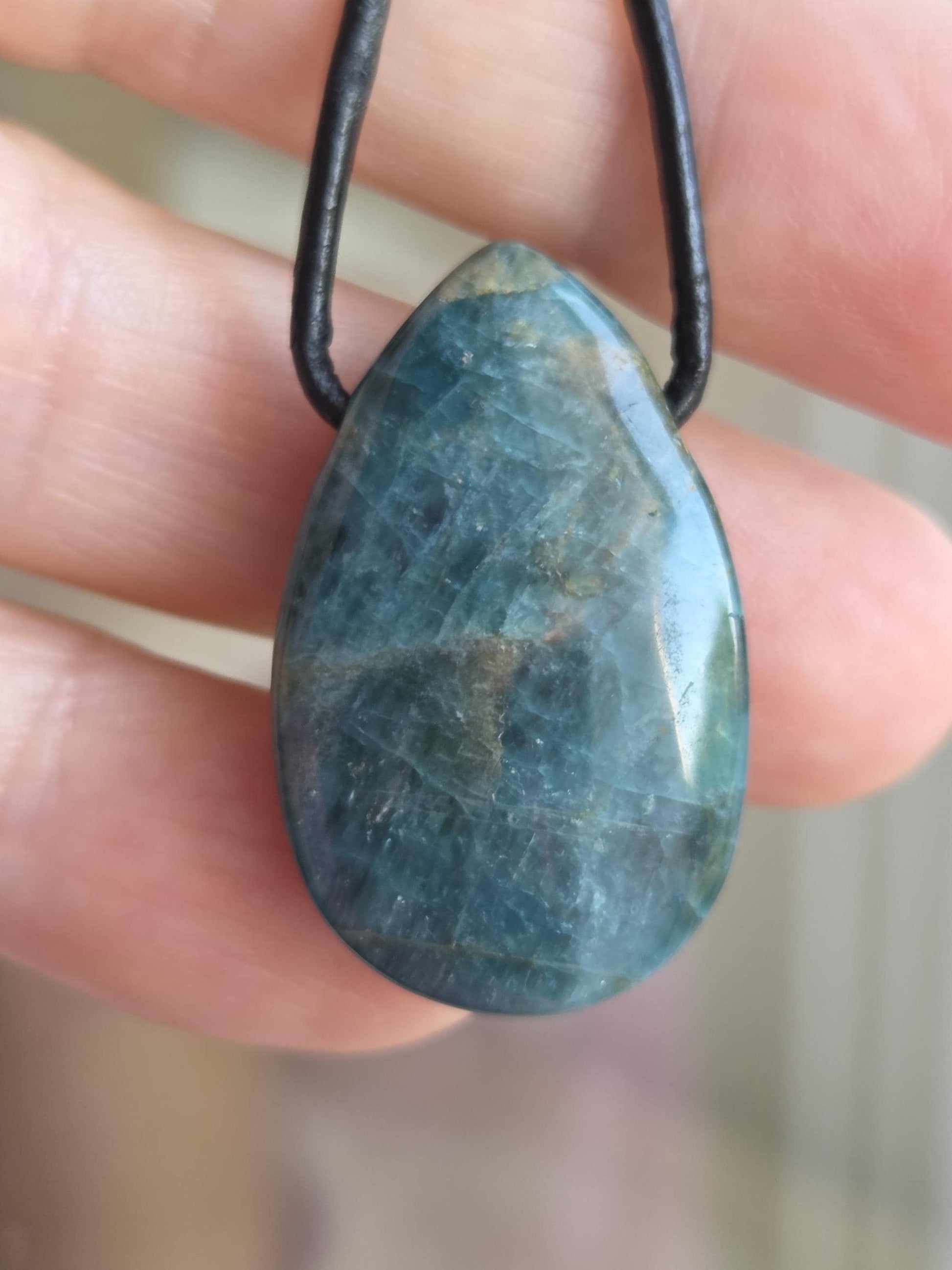 Apatit Anhänger, geschliffener Apatit Stein, 30 x 20 x 7 mm, gebohrt, an verstellbarem Lederband