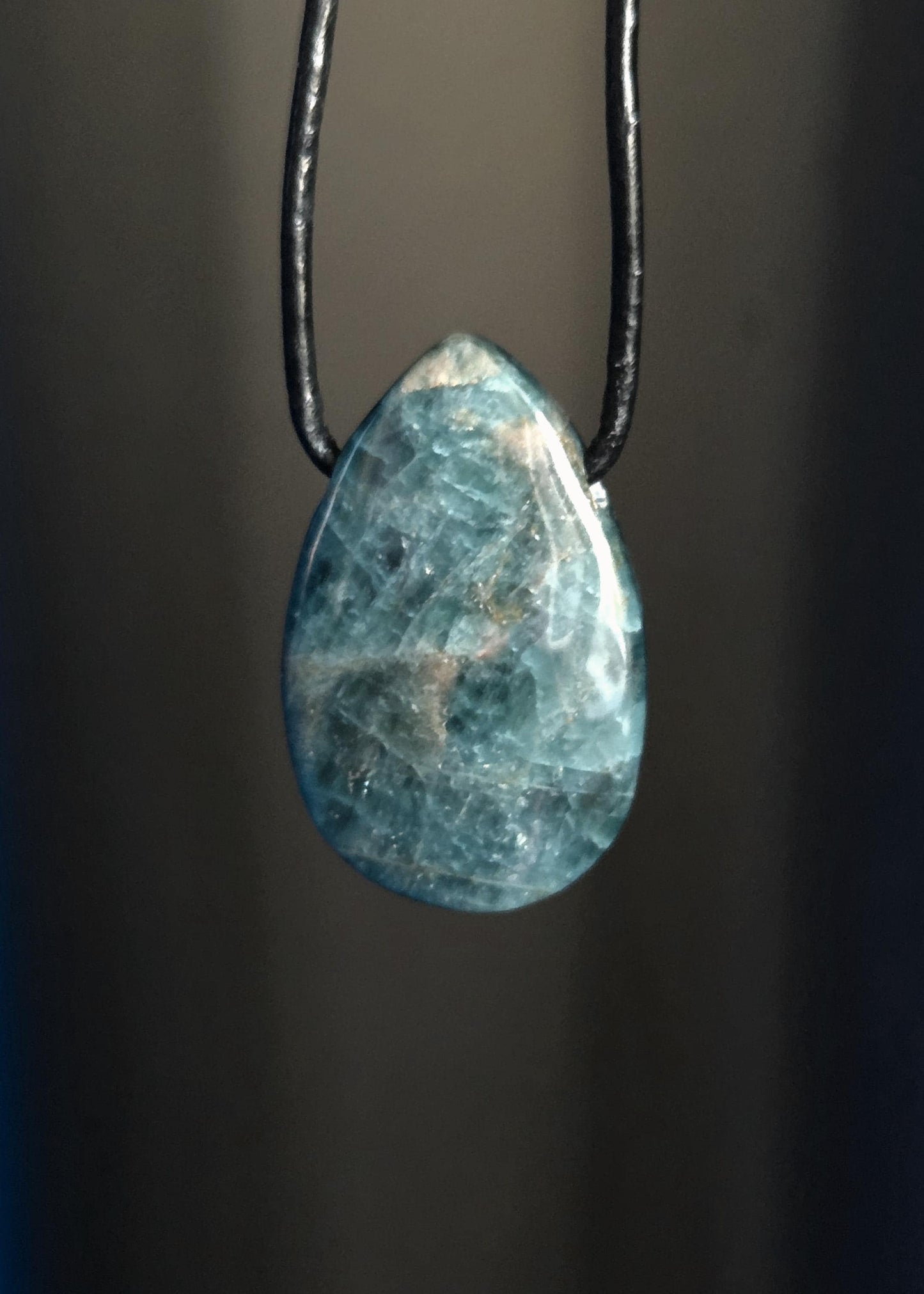 Apatit Anhänger, geschliffener Apatit Stein, 30 x 20 x 7 mm, gebohrt, an verstellbarem Lederband