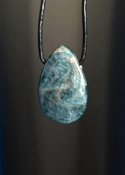 Apatit Anhänger, geschliffener Apatit Stein, 30 x 20 x 7 mm, gebohrt, an verstellbarem Lederband